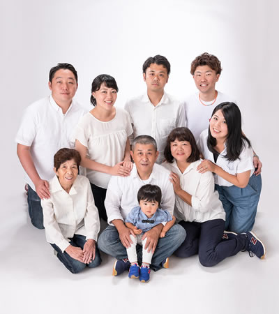 家族の記念写真イメージ